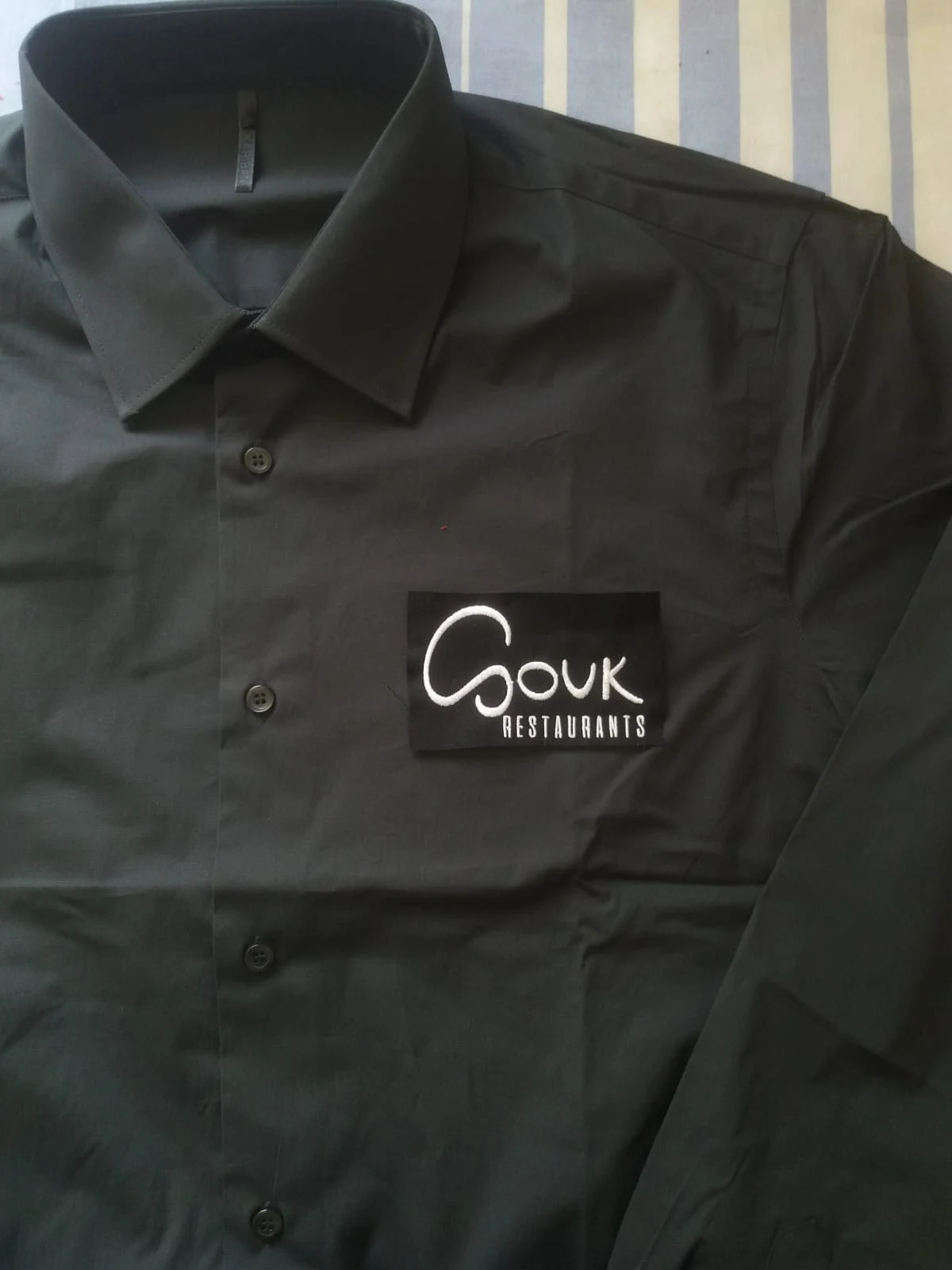 Broderie cămașă neagră logo corporativ elegant — personalizare textilă premium