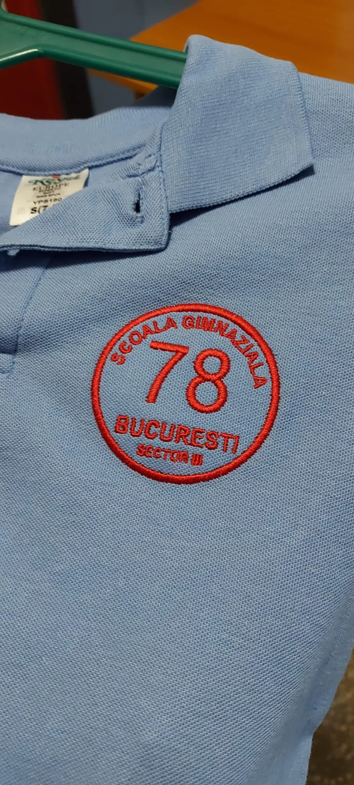 Broderie polo logo școală — personalizare textilă uniformă școlară