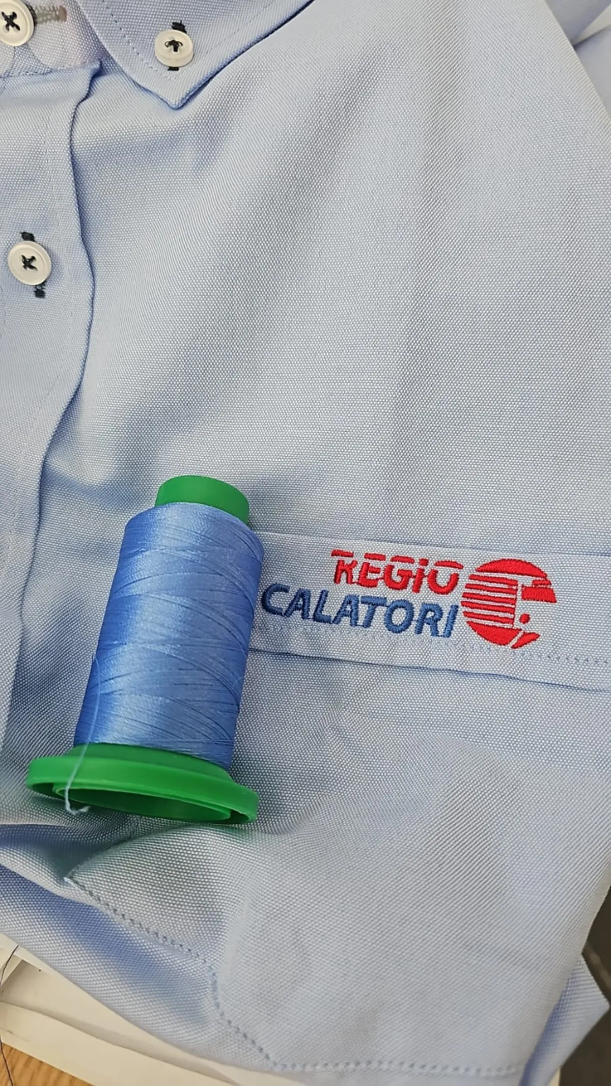 Broderie polo Regio Călători detaliu ață — calitate broderie industrială
