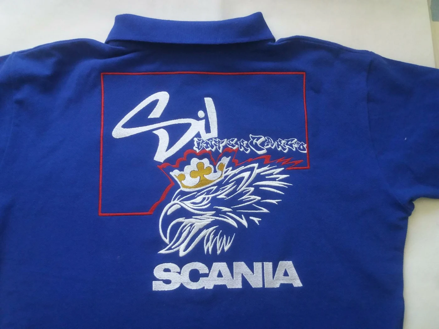 Broderie polo Scania complex multicolor — personalizare textilă corporativă