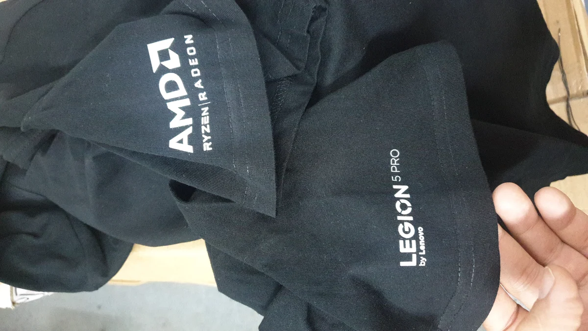 Serigrafie tricouri negre AMD Ryzen Radeon și Lenovo Legion — personalizare corporativă tech