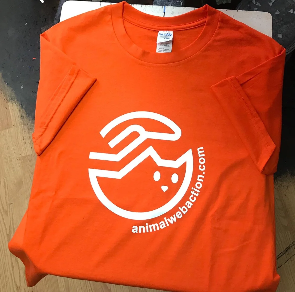Serigrafie tricou portocaliu logo animalwebaction — serigrafie monocolor pe textil colorat