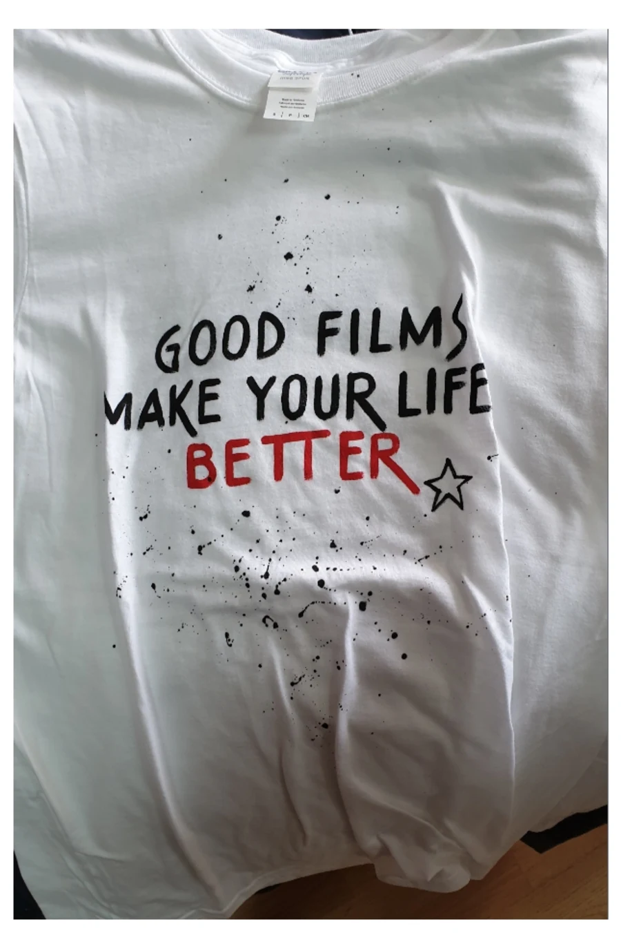 Serigrafie tricou alb imprimare text citat — serigrafie personalizată